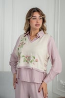 طقم نسائي بلون وردي ناعم مع تطريز زهري