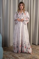 جلابية ناعمة مطرزة بنقوش تراثية أنيقة