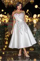 فستان سهرة أبيض قصير بتطريز فضي لامع وتصميم عصري ف...