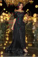 فستان سهرة أسود مطرز بتصميم كاب فاخر وثنيات حريرية