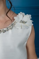 فستان بناتي أبيض منفوش بتطريز لؤلؤي ناعم حول الرقب...