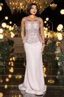 فستان سهرة وردي بتطريز لؤلؤي لامع وقصة ضيقة أنيقة