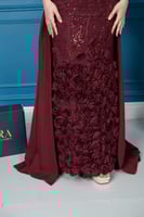 فستان سهرة خمري بتصميم ورود بارزة وشيفون فاخر