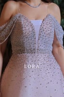 فستان سهرة وردي فاتح مكشوف الأكتاف ومطرز بالكريستا...