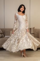 فستان دانتيل طويل بتصميم أنثوي راقٍ