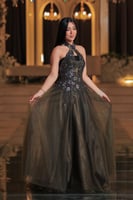 فستان سهرة زيتوني داكن بتطريز فاخر وياقة هالتر