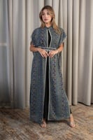 جلابية أنيقة بنقشة هندسية وتصميم عصري محتشم