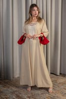 جلابية بيج أنيقة بتفاصيل حمراء ولمسة تراثية ناعمة