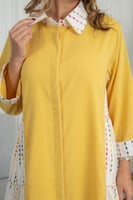 جلابية صفراء أنيقة بتفاصيل جانبية منقوشة