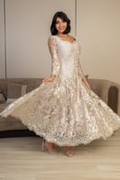 فستان دانتيل طويل بتصميم أنثوي راقٍ