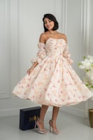 فستان وردي منقوش بأكمام وقصة أنثوية