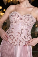 فستان سهرة وردي لامع بكسرات حريرية وتطريز ناعم