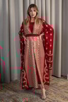 جلابية حمراء فاخرة بتطريز ذهبي تراثي وتصميم ملكي أ...