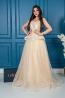 فستان سهرة عاجي مطرّز بالخرز مع تنورة تول منفوشة