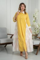 جلابية صفراء أنيقة بتفاصيل جانبية منقوشة