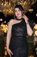 فستان سهرة أسود لامع بتصميم كت واحد