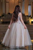 فستان لورا الأوف وايت المطرّز الفاخر