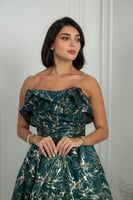 فستان أخضر داكن فاخر بنقشات أنيقة