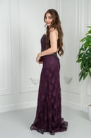 فستان سهرة خمري مطرّز بالدانتيل والتفاصيل اللامعة