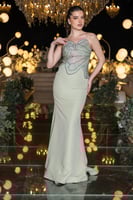 فستان سهرة أخضر فاتح بتطريز لامع وتصميم راقٍ