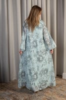 جلابية بلون أخضر مائي بنقشة زهرية ناعمة وتصميم أني...