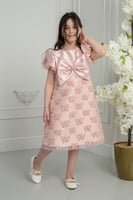 فستان أطفال وردي بنقشة فراشات وتصميم ناعم