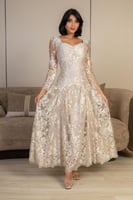 فستان دانتيل طويل بتصميم أنثوي راقٍ