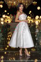 فستان سهرة أبيض قصير بتطريز فضي لامع وتصميم عصري ف...