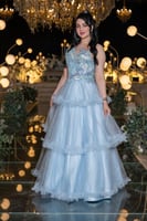 فستان سهرة أزرق سماوي بطبقات تول وتطريز فخم على ال...