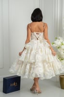 فستان أوف وايت أنيق بطبقات ناعمة