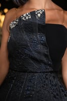 فستان سهرة أسود بنقش ذهبي بتصميم كتف واحد فاخر