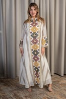 جلابية بيضاء شفافة بتطريز هندسي ملون بتصميم تراثي...