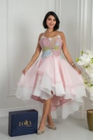 فستان وردي أنيق بقصة أنثوية وتفاصيل ناعمة