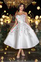 فستان سهرة أبيض قصير بتطريز فضي لامع وتصميم عصري ف...