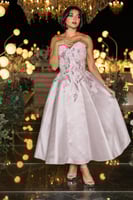 فستان سهرة وردي لامع بتصميم كورسيه مطرز وتنورة سات...