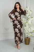 فستان سهرة ناعم ضيّق مطرّز بالورود مع أكمام شفافة...