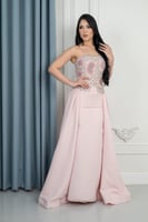 فستان سهرة وردي فاتح بتصميم فخم وتطريز يدوي دقيق