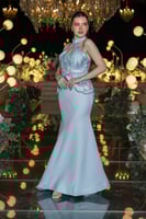 فستان سهرة أزرق سماوي مطرز بتصميم عصري راقٍ