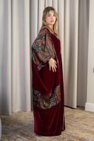 جلابية فاخرة بلون عنابي بتطريز تراثي أنيق