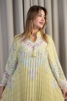 جلابية صفراء طويلة بنقشة ناعمة أنيقة