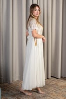 جلابية بيضاء فاخرة بتفاصيل ذهبية وتصميم انسيابي