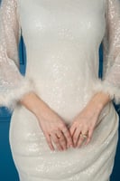 فستان ناعم أوف وايت لامع بأكمام شيفون منفوشة