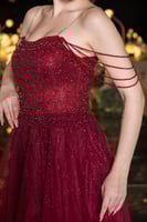 فستان سهرة أحمر بتصميم تول مطرز ولمسة رومانسية أني...