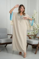 جلابية ناعمة بتطريز أنيق ولمسات تركواز