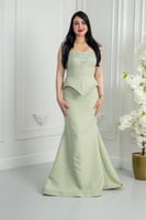 فستان سهرة أخضر فاتح بتطريز ناعم وتصميم ببلوم أنيق