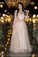 فستان سهرة بيج بتصميم تول مطرز وذيل منفوش ناعم