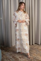 جلابية كريمية بنقشة زهرية بلون ترابي ولمسة أنيقة ن...