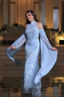 فستان سهرة سماوي مطرز بأكماب طويلة وأكتاف مكشوفة