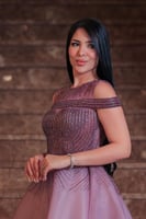 فستان سهرة بنفسجي بقصة أوف شولدر وتطريز فاخ