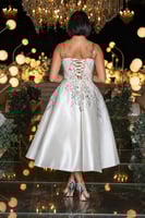 فستان سهرة أبيض قصير بتطريز فضي لامع وتصميم عصري ف...